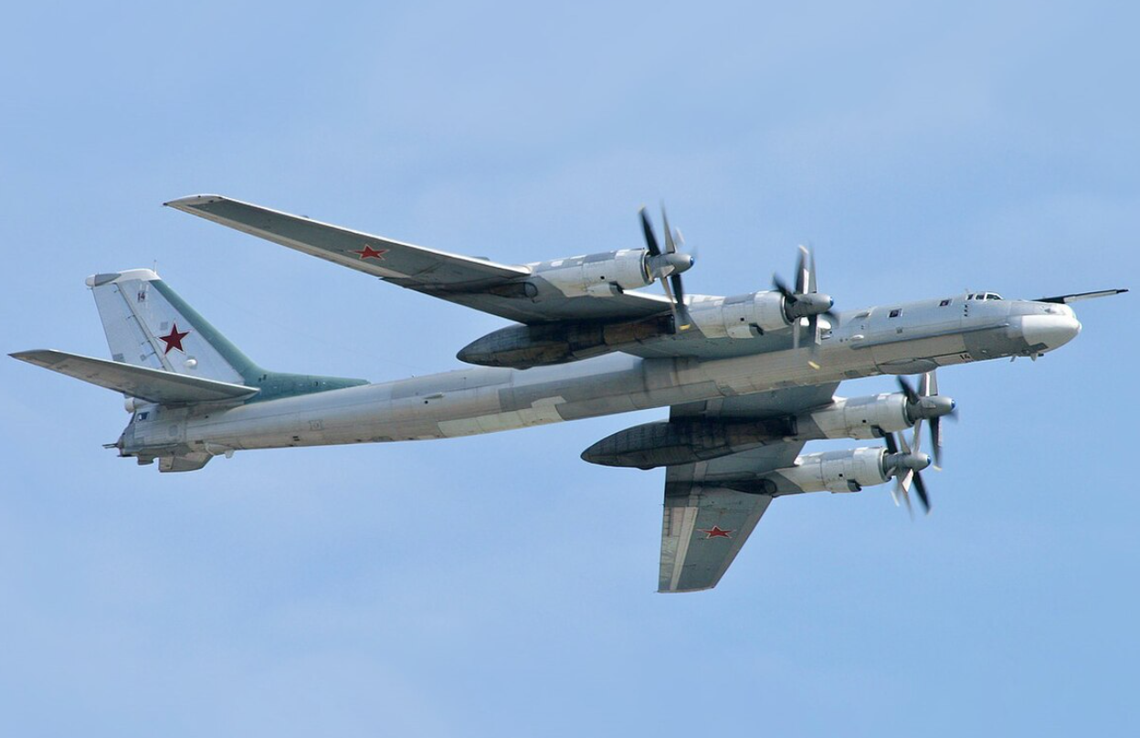 Кремль хизується польотом ядерних ракетоносців біля кордонів НАТО - ЦПД